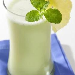 VITAMINA ABACAXI COM HORTELA