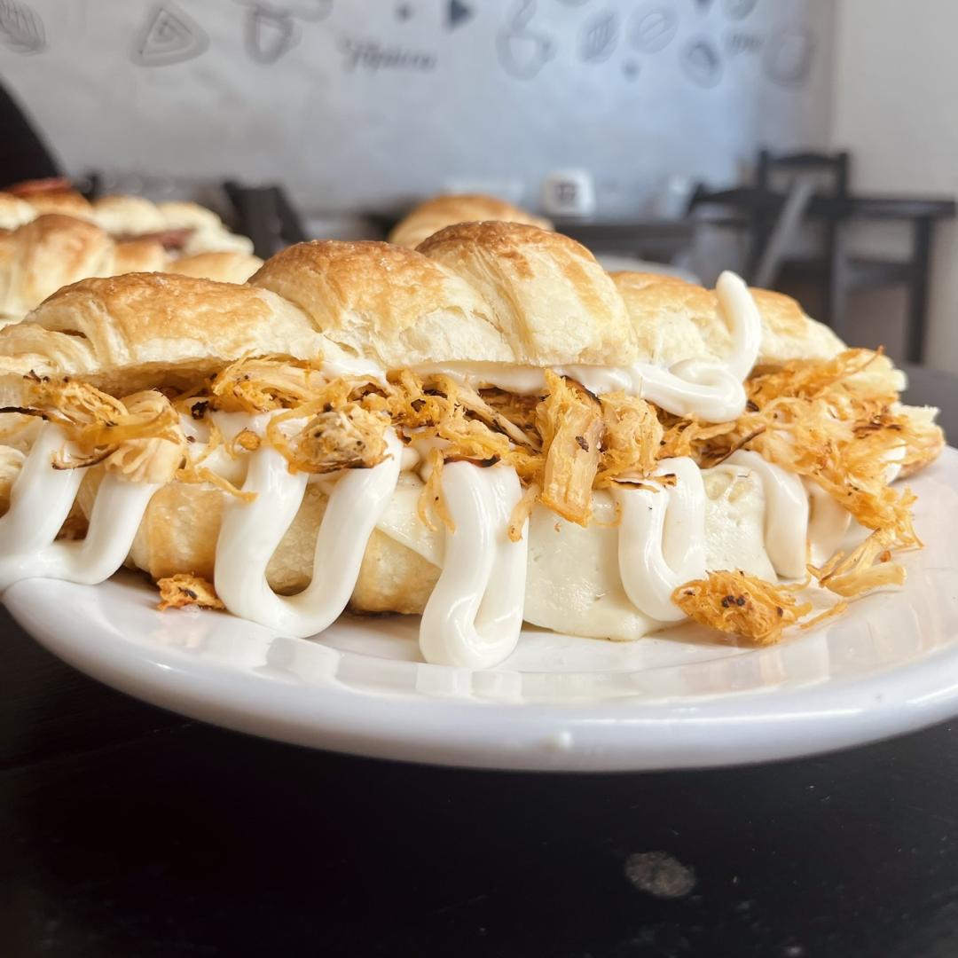 CROISSANT FRANGO E REQUEIJAO